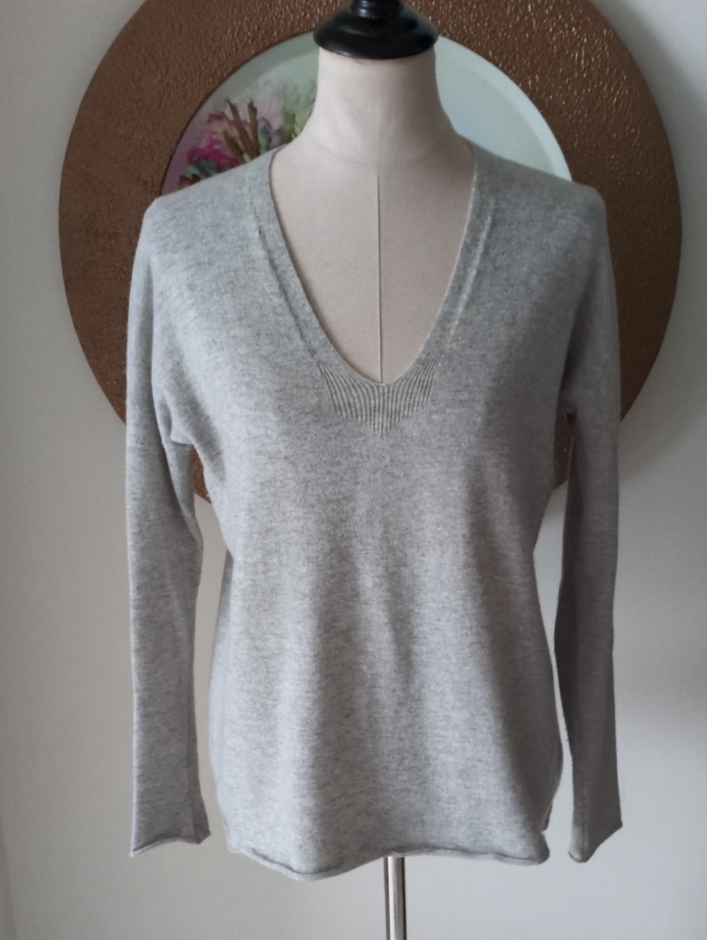 Vince Women's Light Gray Cashmere V-Neck Sweater